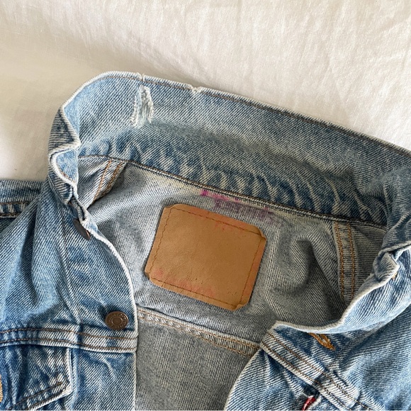 Vintage Levi’s Cropped Denim Jacket - Picture 5 of 5